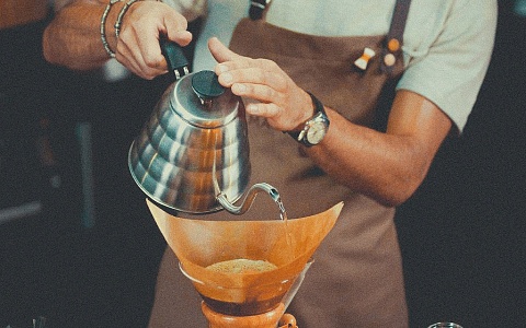Шаг 8 приготовления кофе в кемексе