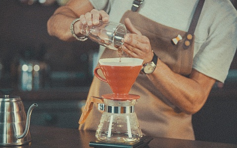 Шаг 7 заваривания кофе в пуровере
