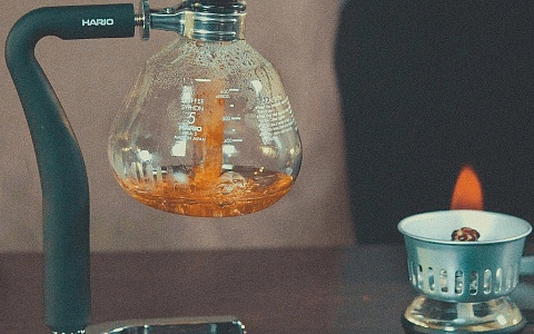 Шаг 10 заваривания кофе в сифоне