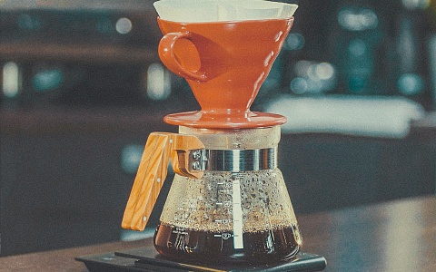 Шаг 10 заваривания кофе в пуровере