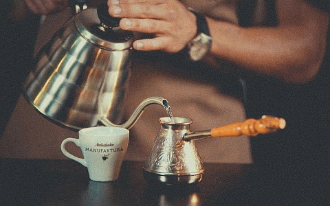 Шаг 5 заваривания кофе в турке