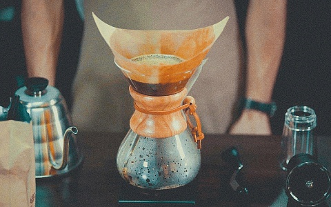 Шаг 9 приготовления кофе в кемексе