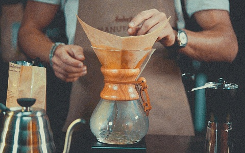 Шаг 6 приготовления кофе в кемексе