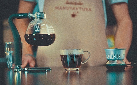 Шаг 11 заваривания кофе в сифоне