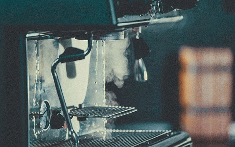 Шаг 6 приготовления кофе в эспрессо-машине