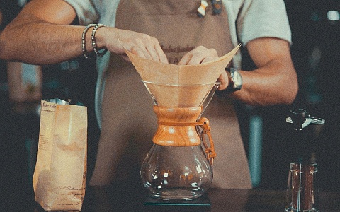 Шаг 4 приготовления кофе в кемексе