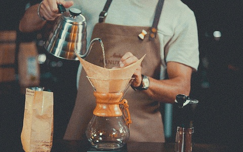 Шаг 5 приготовления кофе в кемексе