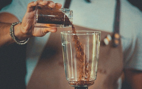 Шаг 8 заваривания кофе в сифоне