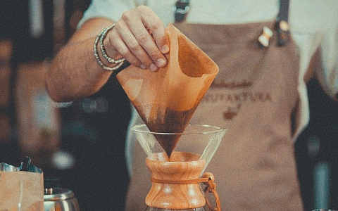 Шаг 10 приготовления кофе в кемексе
