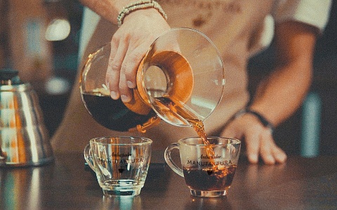 Шаг 11 приготовления кофе в кемексе
