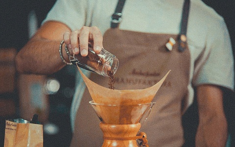 Шаг 7 приготовления кофе в кемексе