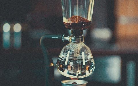 Шаг 9 заваривания кофе в сифоне